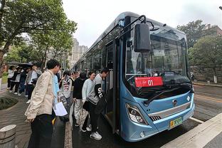 沃克：我们的成绩还不及曼联英超13冠高度；球迷态度总是反复无常